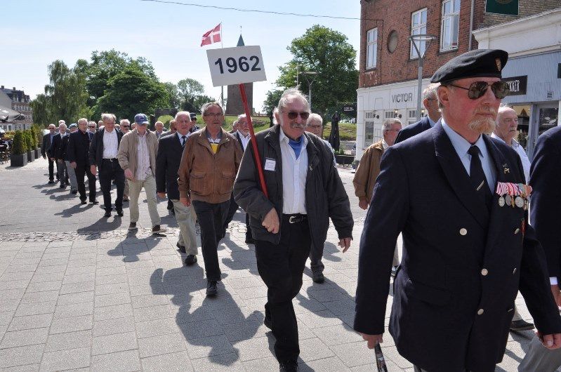 JUBILÆUMSSTÆVNE - ÅRGANGSGENSYN 2017 - seje veteraner i herligt sommervejr!
Så flot marcherede soldaterkammeraterne i 2017!
Fotograf var Søren Højager.