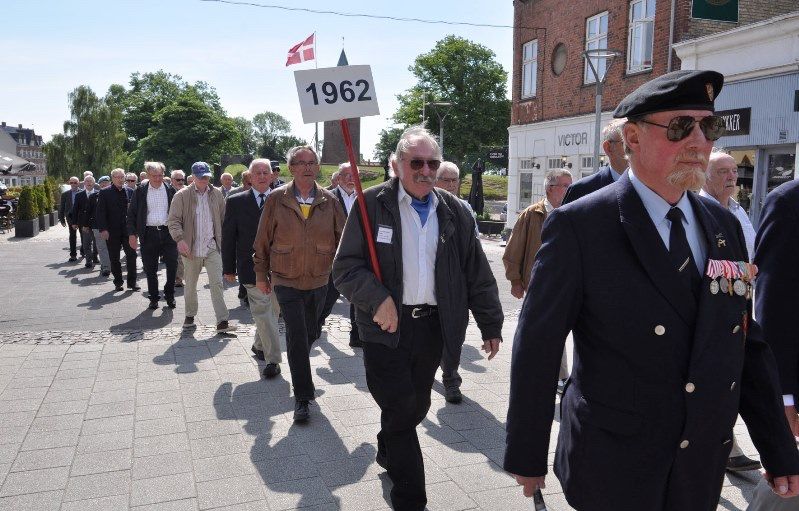 JUBILÆUMSSTÆVNE - ÅRGANGSGENSYN 2017 - seje veteraner i herligt sommervejr!
Så flot marcherede soldaterkammeraterne i 2017!
Fotograf var Søren Højager.