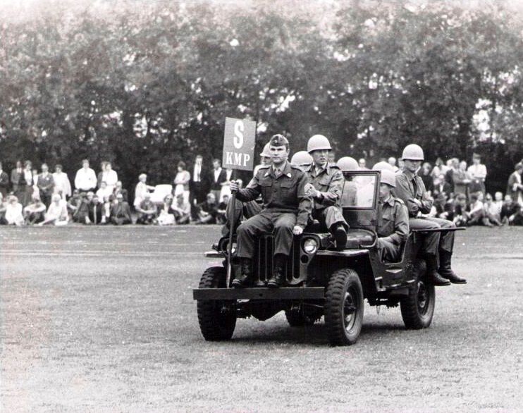 Forældredag på kasernen i 60'erne. Hvem husker ikke konkurrencen, når en jeep skulle adskilles i hoveddelene og samles igen for udkørsel?