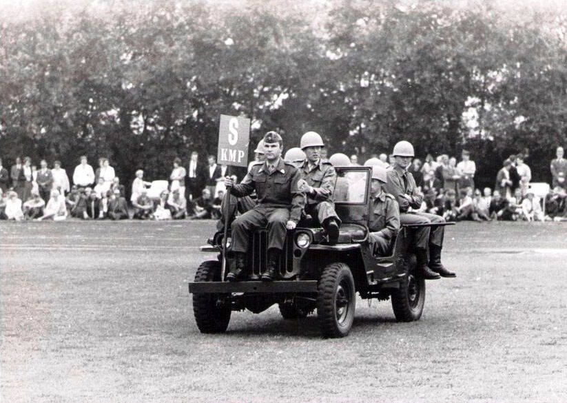 Forældredag på kasernen i 60'erne. Hvem husker ikke konkurrencen, når en jeep skulle adskilles i hoveddelene og samles igen for udkørsel?
