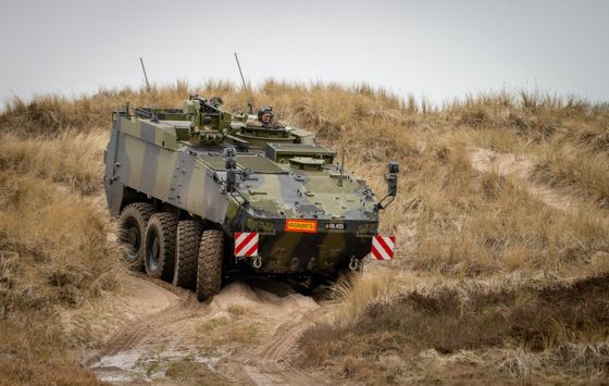 Større kampkraft til fremtidens Forsvar! 
Nu overdrages de nye Piranha 5 og Eagle 5 køretøjer til Hæren.
Foto: Henrik Kastenskov / FKO

Nu er det endegyldigt slut. Efter 55 år i det danske Forsvar udfases den klassiske M113 pansrede mandskabsvogn endeligt til fordel for de nye Piranha 5 køretøjer, og sammen med de ligeledes nye, pansrede Eagle 5 patruljekøretøjer, skal de udgøre grundstammen i opbygningen af den nye brigade.
