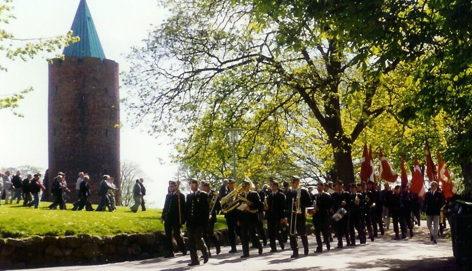 Lidt nostalgi! I årtier udgik jubilæumsstævnerne fra Ruinterrænet ved Gåsetårnet. Her med Slesvigske Musikkorps i front. 