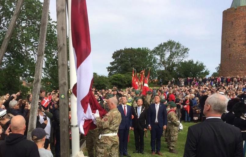 Arrangementet på Ruinterrænet for Dannebrogs 800 års dag blev en festdag - en flot markering.
Soldaterforeningens faner fra Vordingborg, Nykøbing F. og Lolland- afdelingerne indgik i faneborgen.
Et storslået arrangement - trods hård vind og regnbyger!
Foto: Klaus Lohmann