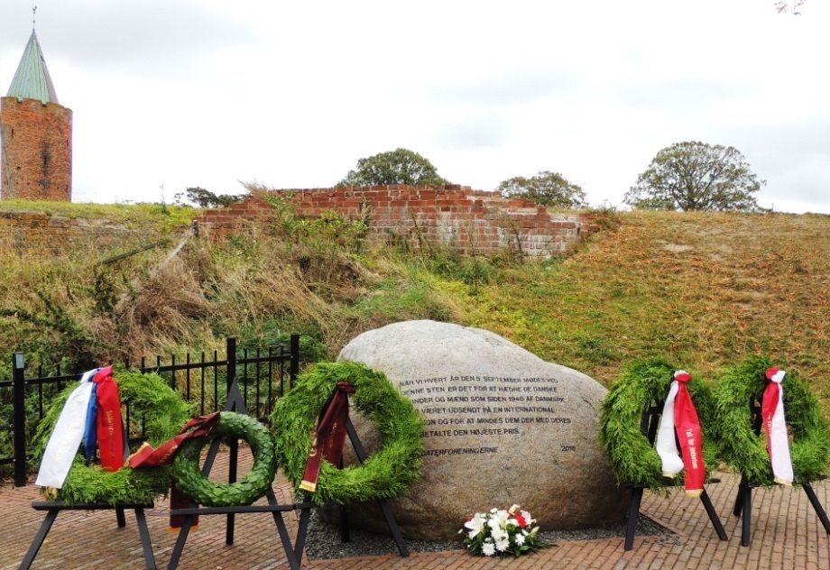 Flagdag i Vordingborg - her smukke kranse ved Veteranstenen på Slotstorvet.
Foto: Erik Jakobsen