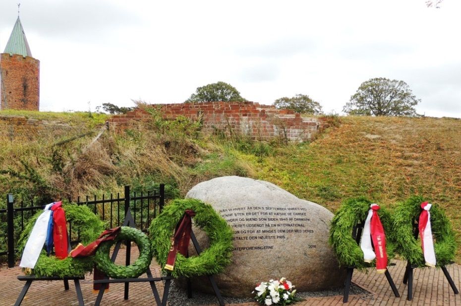 Flagdag i Vordingborg - her smukke kranse ved Veteranstenen på Slotstorvet.
Foto: Erik Jakobsen