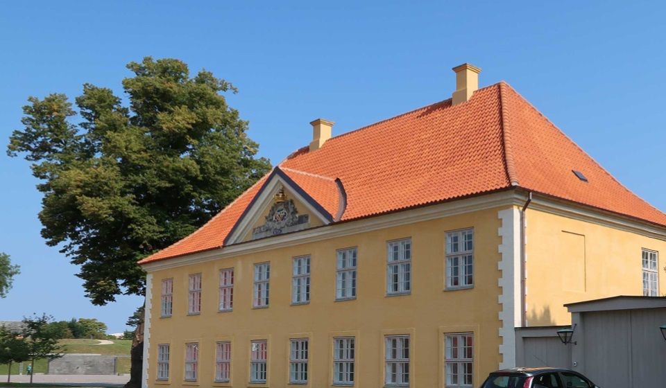 Informationscenteret er indrettet i stueetagen i Kommandantgården i Kastellet og i nær tilknytning til Monumentet, som anes i baggrunden.
Foto: Søren Konradsen