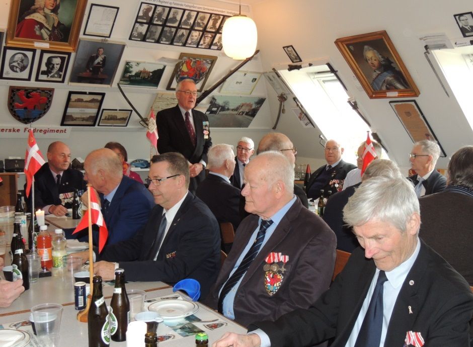 Udsnit af de mange deltagere ved stiftelsesdagen 2020 - klar til frokost! - I baggrunden byder formanden velkommen.
Foto: Erik Jakobsen