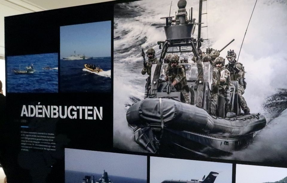 Der er meget smukke tavleillustrationer visuelt og elektronisk i det nye informationscenter - her fra indsatsen i Adénbugten.
Foto: Søren Konradsen