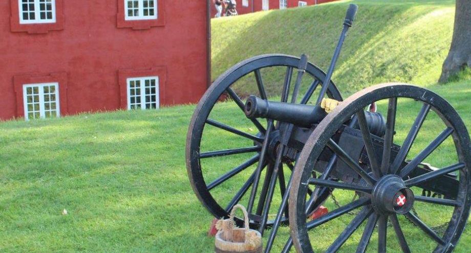 Kastellet med voldene - et herligt område, der oser af historie! Og som det ses er nærsikringen helt klar ...