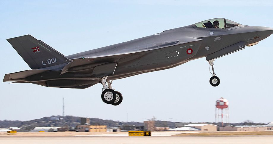 Det første ud af 27 danske F-35 jetfly kom i luften i USA den 7. april 2021 og vil nu indgå som træningsfly for danske piloter.
I 2023 kommer de nye fly til Danmark, og i 2024 påbegyndes udfasningen af de veltjente F-16 jagere.
Fotoene er lånt fra Forsvarsministeriet og FKO - de er optaget på den amerikanske flybase af Lockheed Martin-producenten.