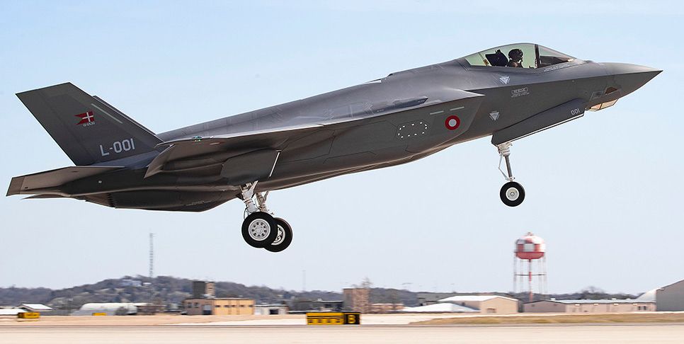 Det første ud af 27 danske F-35 jetfly kom i luften i USA den 7. april 2021 og vil nu indgå som træningsfly for danske piloter.
I 2023 kommer de nye fly til Danmark, og i 2024 påbegyndes udfasningen af de veltjente F-16 jagere.
Fotoene er lånt fra Forsvarsministeriet og FKO - de er optaget på den amerikanske flybase af Lockheed Martin-producenten.