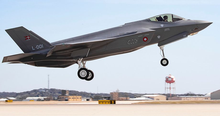 Det første ud af 27 danske F-35 jetfly kom i luften i USA den 7. april 2021 og vil nu indgå som træningsfly for danske piloter.
I 2023 kommer de nye fly til Danmark, og i 2024 påbegyndes udfasningen af de veltjente F-16 jagere.
Fotoene er lånt fra Forsvarsministeriet og FKO - de er optaget på den amerikanske flybase af Lockheed Martin-producenten.
