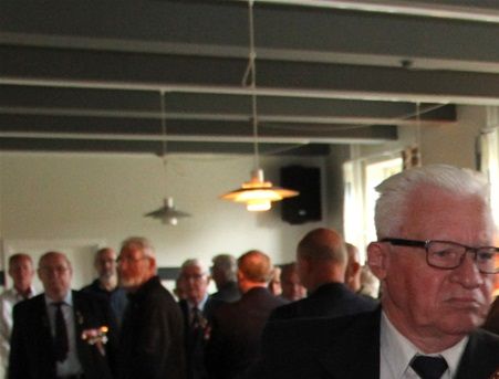 Regimentsfanen føres ind ved stævnets frokost i Konstabelmessen. Fast fanebærer på denne smukke fane er 